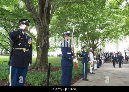 Stati Uniti Esercito il Mag. Gen. Michael L. Howard, Joint Force Headquarters - regione della capitale nazionale e gli Stati Uniti Esercito Distretto Militare di Washington Commander, diritto, accompagnatrici Presidente Trump attraverso un esercito comune Color Guard dopo la 149Memorial Day rispetto al Tomp del milite ignoto e il Memoriale Anfiteatro, il Cimitero Nazionale di Arlington, 29 maggio 2017. Senior leadership da intorno il DoD riuniti in onore di America è caduto il servizio militare i membri. (DoD Foto di U.S. Army Sgt. James K. McCann) Foto Stock