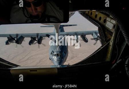 Un U.S. Air Force MC-130J Commando II riceve il carburante da un 340 Expeditionary Air Refuelling Squadron KC-135 Stratotanker durante un volo a sostegno di funzionamento inerenti risolvere il 29 maggio 2017. Le orecchie 340, parte degli Stati Uniti Le forze di aria di comando centrale, è responsabile per l'erogazione di combustibile per gli Stati Uniti e le forze della coalizione, consentendo una persistente presenza di sette giorni su sette nell'area di responsabilità. (U.S. Air Force photo by Staff Sgt. Trevor T. McBride) Foto Stock