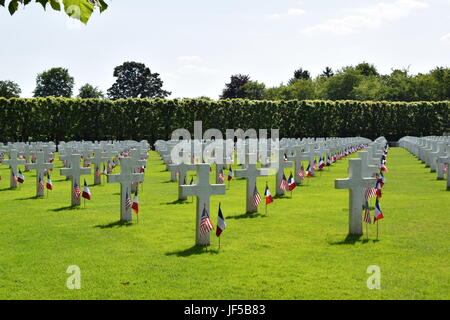 Più di 4.150 Americani in appoggio al San Mihiel, Francia, il cimitero furono onorati durante un giorno memoriale della cerimonia del ricordo Maggio 28, 2017. Quest anno segna il centenario della voce degli Stati Uniti nella guerra mondiale I, dove 115,516 americani sono stati uccisi. Molti sono sepolti in uno dei 20 Stati Uniti i cimiteri militari in Europa mantenuta dalla Commissione di Monumenti di Combattimento americana. (U.S. Air Force foto di Capt. Allie Stormer). Foto Stock