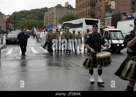 Marines e marinai di marzo nella Legione americana Inwood Post Memorial Day Parade durante la settimana della flotta New York 2017, 29 maggio 2017. Marines, marinai e la costa guardie sono a New York per interagire con il pubblico e dimostrare le funzionalità e insegnare alla gente di New York circa l'America servizi marittimi. (U.S. Marine Corps foto di Cpl. Erasmo Cortez III) Foto Stock