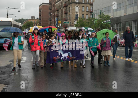 Girl Scouts marzo in American Legion Inwood Post Memorial Day Parade durante la settimana della flotta New York 2017, 29 maggio 2017. Marines, marinai e la costa guardie sono a New York per interagire con il pubblico e dimostrare le funzionalità e insegnare alla gente di New York circa l'America servizi marittimi. (U.S. Marine Corps foto di Cpl. Erasmo Cortez III) Foto Stock