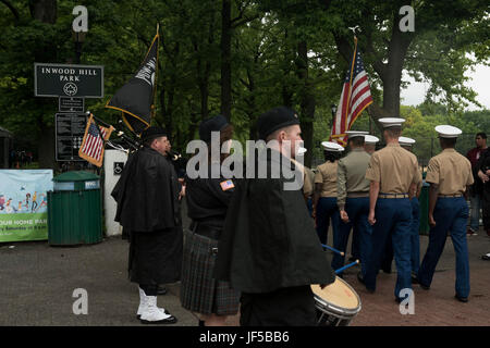 Marines marzo in American Legion Inwood Post Memorial Day Parade durante la settimana della flotta New York 2017, 29 maggio 2017. Marines, marinai e la costa guardie sono a New York per interagire con il pubblico e dimostrare le funzionalità e insegnare alla gente di New York circa l'America servizi marittimi. (U.S. Marine Corps foto di Cpl. Erasmo Cortez III) Foto Stock