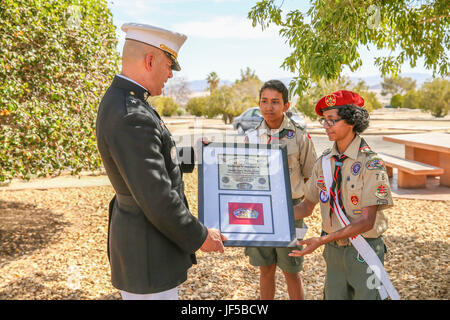 Boy Scout dal Lodge #127 fine della freccia presente centro di combattimento Comandante Generale Brig. Gen. William F. Mullen III con un premio dopo il Memorial Day il servizio presso il ventinove Palms cimitero, ventinove Palms, California, 30 maggio 2017. Mullen è stato riconosciuto dal Lodge per il suo eccezionale contributo alla comunità. Foto Stock