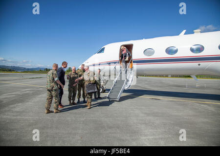 Gen. Glenn M. Walters, assistente del Comandante del Marine Corps e sua moglie, Gail, sono accolti dalla Marine e leader norvegesi dopo lo sbarco in Vaernes guarnigione, Norvegia, 29 maggio 2017. Il ACMC e altri dignitari ha viaggiato in Norvegia per soddisfare con Marine forza rotazionale Europa 17.1. (U.S. Marine Corps foto di Cpl. Emily Dorumsgaard) Foto Stock