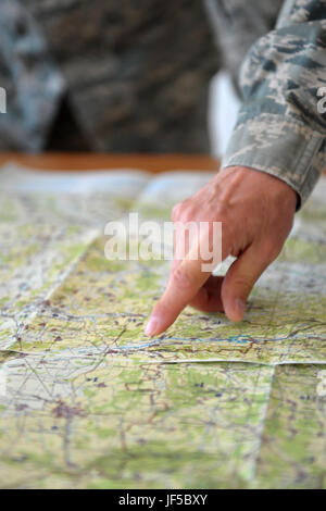 Gli aviatori del 180th Fighter Wing costruiscono mappe dello spazio aereo ungherese presso la base aerea di Kecskemet in preparazione del Load Diffuser 17, un'esercitazione multinazionale NATO che migliora la prontezza, l'interoperabilità e la cooperazione alleata. Foto Stock