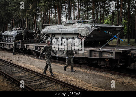 Soldati polacchi a partire dal decimo corazzata brigata di cavalleria a piedi passato BWP-1 fanteria veicoli da combattimento.decine di veicoli sono stati caricati su treni in Polonia. Stanno per essere trasportati Cincu in Romania per una prossima esercitazione NATO. Nobile Jump 2017 verificherà la disponibilità della NATO è molto alta disponibilità Joint Task Force (VJTF). Intorno al 4000 truppe provenienti da nove paesi della NATO stanno prendendo parte. Essi includono l'Albania, Bulgaria, Germania, Paesi Bassi, Norvegia, Polonia, Spagna, Regno Unito e Romania. Foto Stock