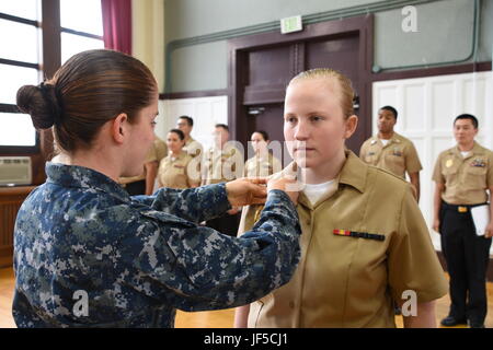 170531-N-XF155-089 Yokosuka, Giappone (31 maggio 2017) - Le attività della flotta (FLEACT) Yokosuka detiene una cerimonia frocking per marinai FLEACT recentemente promosso ai loro rispettivi ranghi di E-6, E-5, E-4. FLEACT Yokosuka fornisce, mantiene e gestisce servizi di base e servizi a sostegno del settimo della flotta di inoltro distribuito le forze navali, 71 comandi tenant e 26.000 militari e civili. (U.S. Navy foto di Maria Dumanlang/rilasciato) Foto Stock