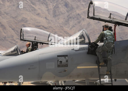 Due Oregon Air National Guard F-15 aquile e dei loro equipaggi, assegnato alla 142th Fighter Wing, Oregon Air National Guard, di ritorno da un pomeriggio sortie a sostenere le ispezioni sulle armi in corso presso la Base Aerea Militare di Nellis Nev., 30 maggio 2017 (U.S. Air National Guard foto di Master Sgt. John Hughel, 142th Fighter Wing Public Affairs). Foto Stock