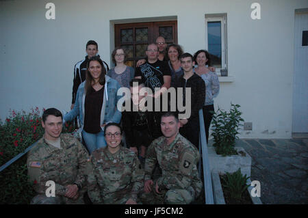 I soldati della ventinovesima divisione di fanteria posano per una foto con il loro Francese famiglia ospitante prima di una casa locale-pasto cucinato Maggio 31, 2017, in Sainte-Mere-Eglise, Francia. Queste cene accadere ogni anno al calcio di inizio l'inizio del D-Day commemorazioni. Questo anno che commemora la 73rd anniversario del D-Day, la più grande e multi-nazionale sbarco anfibio e militare operativo airdrop nella storia. In generale, circa 400 us servicemembers da unità in Europa e gli Stati Uniti stanno partecipando al cerimoniale di D-Day eventi dal 31 maggio al 7 giugno 2017. Foto Stock