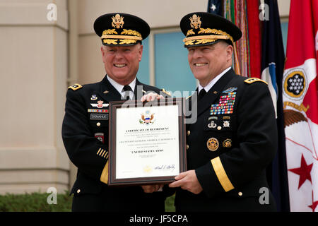 Gen. Mark A. Milley, Capo del personale dell'esercito degli Stati Uniti, (destra), premi Lt. Gen. Patrick J. Donahue II vice comandante della U.S. Forze armate comando, (sinistra), il certificato di pensione durante Donahue il pensionamento di cerimonia di premiazione che si terrà a Fort Bragg N.C., 31 maggio 2017. Donahue commissionato come un Ufficiale di fanteria nell esercito regolare nel 1980 e ha servito il suo paese onorevolmente per i passati 37 anni. (U.S. Esercito foto di Spc. Dustin D. Biven) Foto Stock