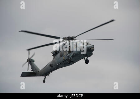 170531-N-NJ416-0062 OCEANO PACIFICO (31 maggio 2017) un MH-60 Seahawk assegnato al "Jolly" del mare in elicottero Combat Squadron 23 si prepara a terra sul ponte di volo dell'assalto anfibio nave USS America (LHA 6). L'America ARG, che è composto di più di 1.800 marinai e 2.600 marines assegnato all'America, il dock anfibio sbarco nave USS Pearl Harbor (LSD 52), e il trasporto anfibio dock nave USS San Diego (LPD 22), è attualmente in corso condurre un esercizio di certificazione (CERTEX) come parte della terza ed ultima fase di qualificazione per la loro prossima distribuzione. (U.S Foto Stock