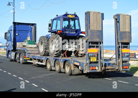 RNLI Mercedes Actros autocarro con sostituzione avviare il trattore per la Teignmouth scialuppa di salvataggio " Due Annes' Foto Stock