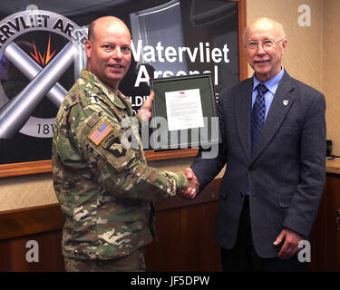 Arsenal Commander Col. Giuseppe Morrow congratularmi con Robert Pfeil il mese scorso con un 50-anno lettera di pensionamento da magg. Gen. Clark LeMasters, chi è il comandante per le TACOM la gestione del ciclo di vita del comando. Foto Stock