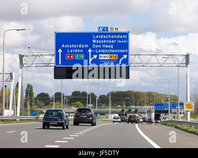 Il traffico su autostrada A4 e overhead informazioni sul percorso di segni, l'Aia, Olanda meridionale, Paesi Bassi Foto Stock