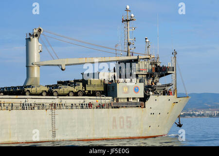 EL CAMINO ESPANOL, nave spagnola arrivo a Alexandroupolis mare- Port-Greece. Greco le forze armate hanno contribuito insieme con la polizia locale e il mare-autorità portuali garantendo la sicurezza e il buon lo sbarco degli spagnoli veicoli militari e camion, il 01 giugno, 2017. Foto : Sargent Patsidis Isaak, Spagnolo veicoli, mare - porto di arrivo, greco combattere la telecamera, locale ufficio per gli Affari Pubblici foto : Sargent Major Fountoukidis Georgios veicoli spagnolo, mare - porto di arrivo, greco combattere la telecamera, locale ufficio per gli Affari Pubblici Foto Stock