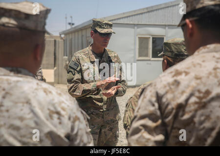 Esercito gen. Giuseppe Votel, il comandante generale degli Stati Uniti Comando centrale, parla con Marines assegnato alla Task Force a sud-ovest di Camp Shorab, Afghanistan, Giugno 2, 2017. Votel ha ricevuto una prima occhiata alle funzionalità della Task Force per quanto riguarda la loro missione consultiva nella provincia di Helmand, mentre anche sale per riunioni con i principali leader dalla nazionale afghano di sicurezza delle forze di difesa. (U.S. Marine Corps foto di Sgt. Lucas Hopkins) Foto Stock