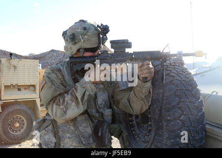 Travis privato erbaccia, assegnato alla società di sede, 150° Battaglione ingegnere, Mississippi Esercito Nazionale Guardia, difende il perimetro durante una simulazione di attacco del tactical operations center Giugno 3, 2017, a Fort Irwin, California. (Mississippi Guardia Nazionale foto di Sgt. DeUndra Brown, 102d affari pubblici distacco) Foto Stock