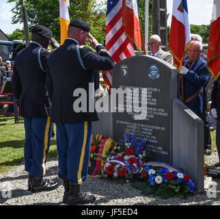 Stati Uniti Esercito Col. Al Boyer (sinistra), comandante della brigata 1a combattere la squadra, 101st Airborne Division, e il comando Sgt. Il Mag. James Manning, 1° BCT, 101st Airborne Division, render saluta il memorial dedicato a Kenneth Moore e Robert Wright Giugno 3, 2017, in Angoville-au-Plain, Francia. Come i medici, Moore e Wright fornite cure mediche a 80 combattenti, sia degli alleati e nemici e un bambino al Angoville-au-Plain chiesa nel giugno 1944. Questa cerimonia commemora la 73rd anniversario del D-Day, la più grande e multi-nazionale sbarco anfibio e militare operativo airdrop nella storia, e hi Foto Stock