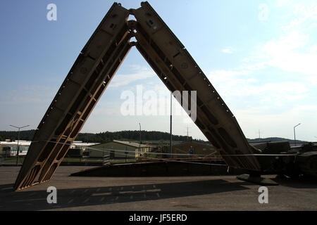 Un M60A1 veicolo blindato lanciato Bridge è andata in scena in preparazione per l'esercizio combinato di risolvere VIII alla multinazionale comune centro Readiness, Hohenfels, Germania Giugno 3, 2017. (U.S. Esercito nazionale Guard foto di Spc. Anna Churco) Foto Stock