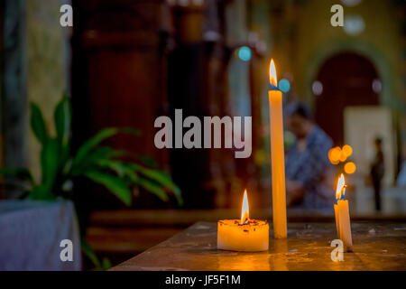 QUITO, ECUADOR - 23 novembre 2016: candele accese all interno della chiesa e convento di San Francesco. Foto Stock