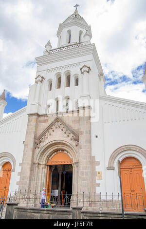 QUITO, ECUADOR - 23 novembre 2016: al di fuori della vista della bella chiesa e convento di San Francesco, in una giornata soleggiata con un cielo blu e alcune nuvole. Foto Stock