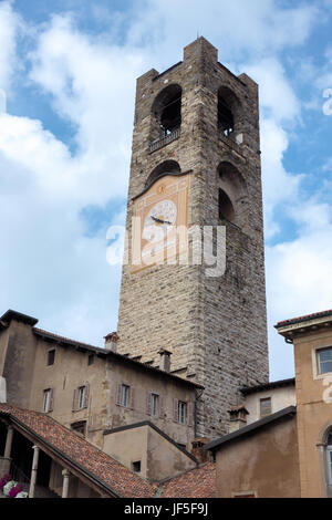 BERGAMO, LOMBARDIA/Italia - 25 giugno : Torre civica (Campanone - grande campana) e Palazzo Del Podestaore a Bergamo il 25 giugno 2017 Foto Stock