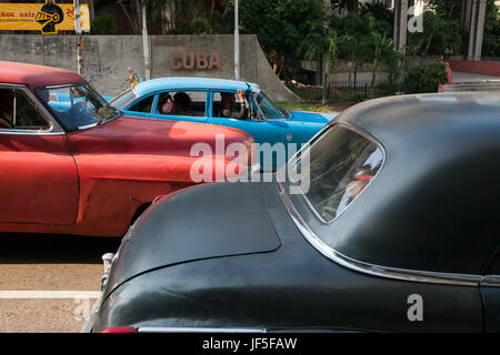 Più colorate, classic American cars linea a street nel centro di Havana. Foto Stock