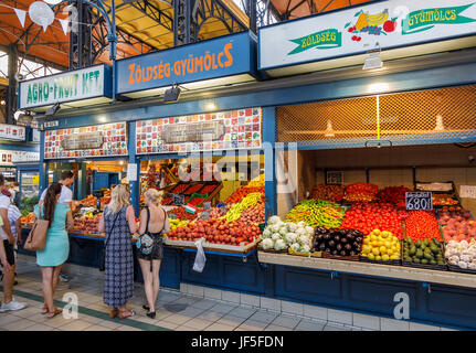 Colorate bancarelle di frutta e verdura con visualizzazioni attraenti in coperta Central Market Hall (Vasarcsarnok), Pest, Budapest, Ungheria Foto Stock