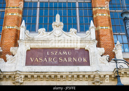 Nome sign sopra la porta di ingresso al mercato coperto presso il Central Market Hall (Vasarcsarnok), al fine di Vaci ucta, Pest, Budapest, la città capitale di Ungheria Foto Stock