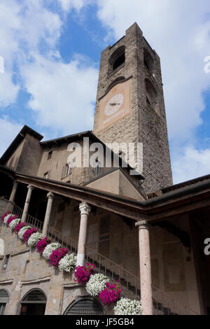 BERGAMO, LOMBARDIA/Italia - 25 giugno : Torre civica (Campanone - grande campana) e Palazzo Del Podestaore a Bergamo il 25 giugno 2017 Foto Stock