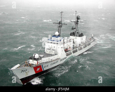 San Paolo isola, Alaska (feb. 9)--Il Guardacoste Mellon (WHEC 717) rende il modo attraverso il mare di Bering mentre agisce come ricerca e salvataggio taglierina di standby per il mare di Bering Opilio pesca del granchio Feb. 9. USCG foto di PA1 Keith Alholm Foto Stock