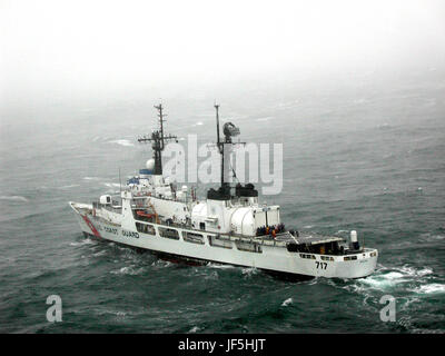 San Paolo isola, Alaska (feb. 9)--Il Guardacoste Mellon (WHEC 717) rende il modo attraverso il mare di Bering mentre agisce come ricerca e salvataggio taglierina di standby per il mare di Bering Opilio pesca del granchio Feb. 9. USCG foto di PA1 Keith Alholm Foto Stock