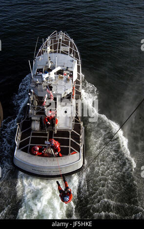 CAPE COD, messa. (Dec. n. 1, 2004)--Coast Guard Petty Officer di terza classe Matteo A. O'Dell, una stazione di aria Cape Cod nuotatore di salvataggio, viene distribuito in una 47-barca piede dalla stazione Merrimack River. Le stazioni alleata di ieri per condurre operazioni di ricerca e salvataggio paranco di formazione presso la testa del Fiume Merrimack. Barca e gli equipaggi degli aerei devono mantenere una formazione periodica per gli standard di qualificazione. USCG foto di PA3 Lisa Hennings Foto Stock