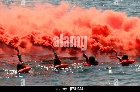 LOS ANGELES, in California (13 giugno 2003)--Coast Guard membri dalla piccola barca Station Los Angeles praticata la segnalazione di emergenza e tecniche di sopravvivenza. USCG foto di PA3 Louis Hebert. Foto Stock