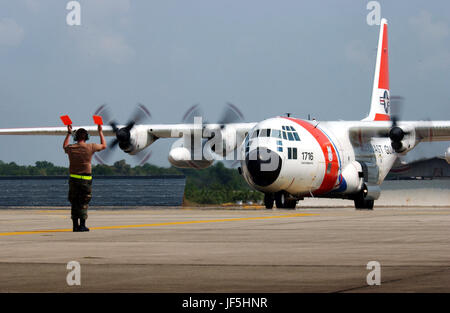 050121-F-4884R-010 Airman 1. Classe Ryan Aldrich dirige un U.S. Coast Guard HC-130 Hercules a Utapao Naval Air Station, Thailandia, a gennaio 21, 2005. Più di 14.000 NEGLI STATI UNITI i membri del servizio vengono distribuiti in varie regioni del sud-est asiatico il funzionamento di supporto di assistenza unificata, lavorando con le forze armate internazionali e le organizzazioni non governative per aiutare le persone colpite dal dicembre 26, 2004, Oceano Indiano tsunami. Aldrich è un C-130 capo equipaggio dal 374 Manutenzione aeromobili squadrone, Yokota Air Base, Giappone. DoD foto di Tech. Sgt. Scott Reed, U.S. Air Force. (Rilasciato) Foto Stock