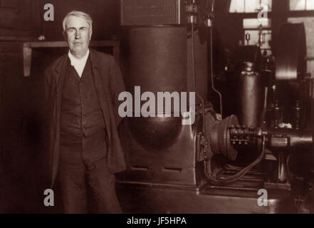 Thomas Alva Edison (1847-1931), inventore americano e imprenditore, in piedi con la sua originale dinamo in Edison opera in arancio, New Jersey, c1906. Foto Stock