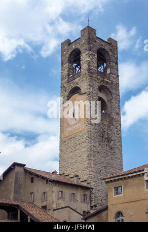 BERGAMO, LOMBARDIA/Italia - 25 giugno : Torre civica (Campanone - grande campana) e Palazzo Del Podestaore a Bergamo il 25 giugno 2017 Foto Stock