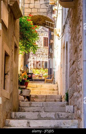 Strette stradine graziose all'interno della Città Vecchia in una giornata estiva soleggiata a Korcula, Croazia. Foto Stock