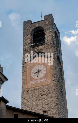 BERGAMO, LOMBARDIA/Italia - 25 giugno : Torre civica (Campanone - grande campana) e Palazzo Del Podestaore a Bergamo il 25 giugno 2017 Foto Stock