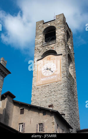 BERGAMO, LOMBARDIA/Italia - 26 giugno : Torre civica (Campanone - grande campana) e Palazzo Del Podestaore a Bergamo il 26 giugno 2017 Foto Stock