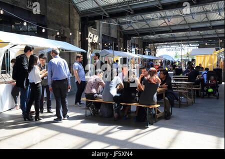 Artigiano street food in vendita presso il Kings Cross mercato tettoia, nello storico West Handyside tettoia, nel nord di Londra, Regno Unito Foto Stock