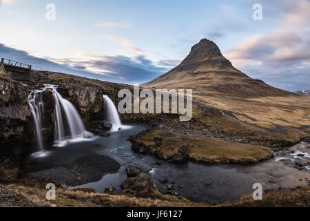 Molla islandese tramonto a Kirkjufell. La più famosa montagna nella penisola di Snaefellsnes in Islanda con la sua cascata a destra di fronte all'oceano Foto Stock