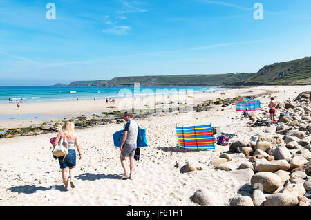 La spiaggia di sabbia bianca a sennen cove bay in Cornovaglia, Inghilterra, Regno Unito. Foto Stock