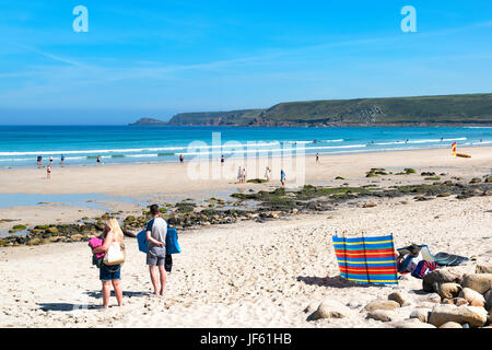 La spiaggia di sabbia bianca a sennen cove bay in Cornovaglia, Inghilterra, Regno Unito. Foto Stock