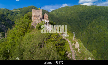 Vista aerea da rovinato Poenari castello sul monte Cetatea in Romania Foto Stock