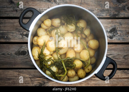 Patate bollite in casseruola Foto Stock