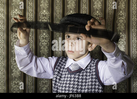 Bambino considerato analogico pellicola fotografica Foto Stock