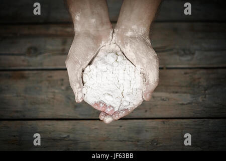 Farina in Le Mans mani, close-up Foto Stock