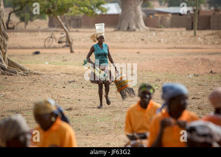 Le donne da un tessitore cooperativa tessere tradizionali cesti di paglia insieme nella Upper East Regione, Ghana. Foto Stock