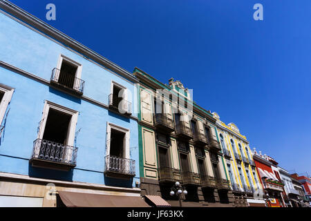 Fila di edifici coloniali e balconi in Puebla, Messico Foto Stock